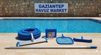 Gaziantep Havuz Temizlik Seti: Yaprak Kepçesi, Süpürge ve Fırça ile Havuzunuzda Hijyen Garantisi!